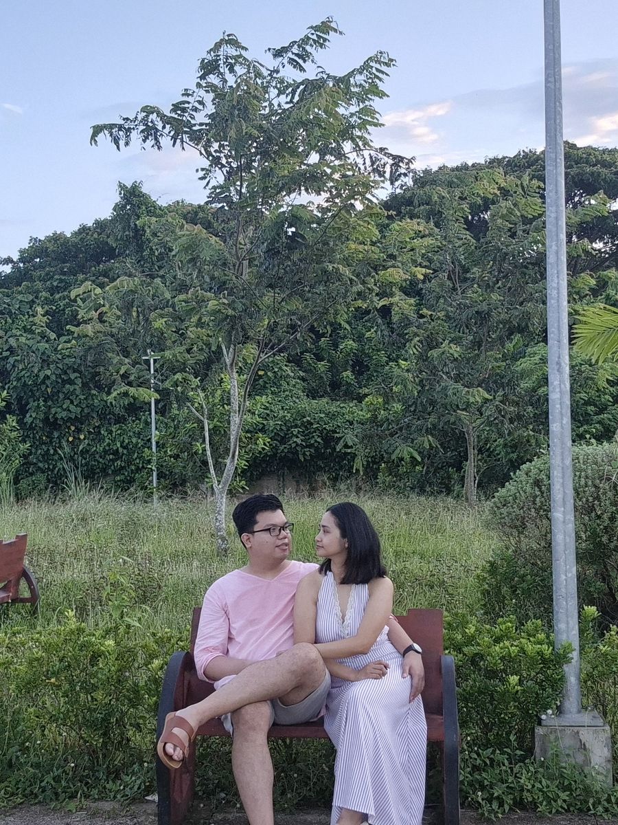 Roi and Geselle sitting close on a garden bench